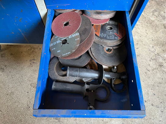 Dunkraft og værktøjsbord med indhold