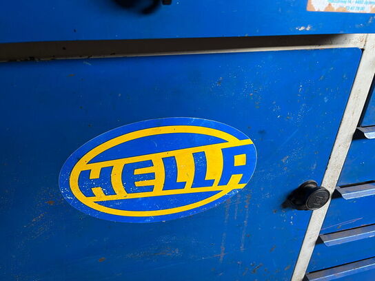 Dunkraft og værktøjsbord med indhold