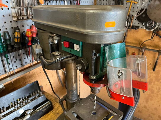 Filebænk og værktøjstavle med indhold