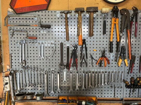 Filebænk og værktøjstavle med indhold