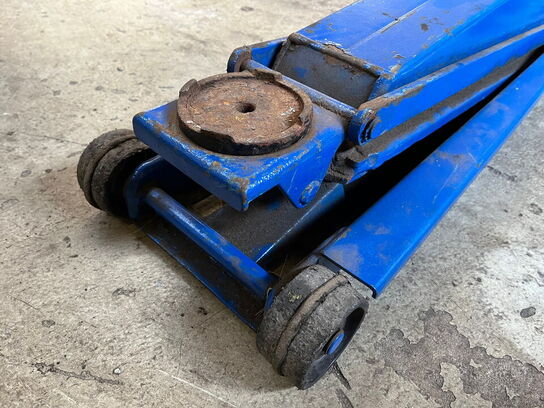 Dunkraft og værktøjsbord med indhold