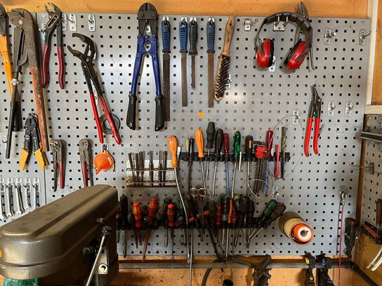 Filebænk og værktøjstavle med indhold