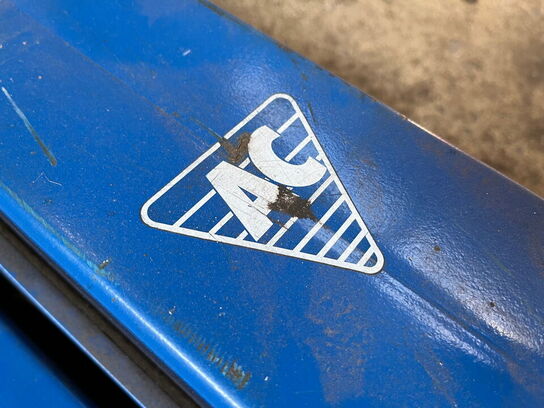 Dunkraft og værktøjsbord med indhold