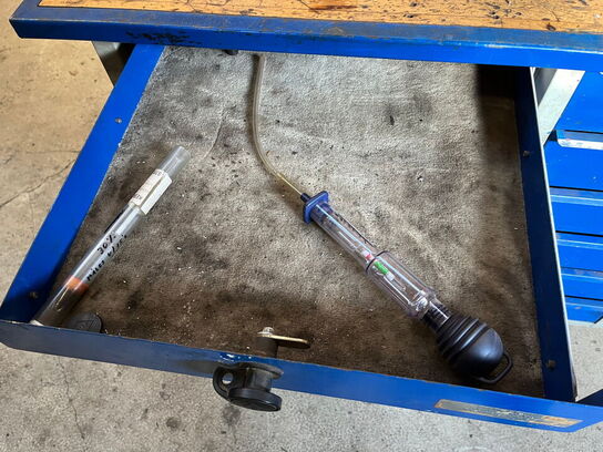 Dunkraft og værktøjsbord med indhold