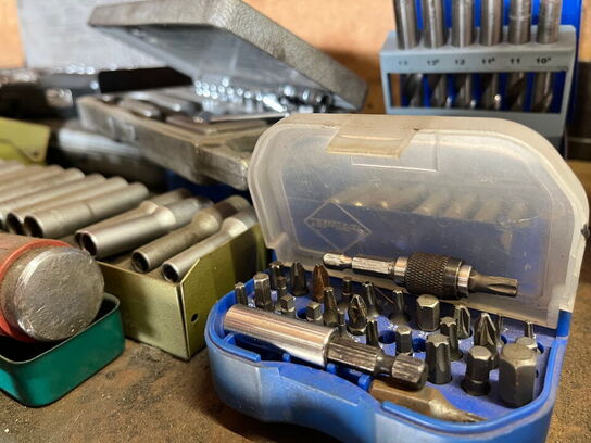 Filebænk og værktøjstavle med indhold