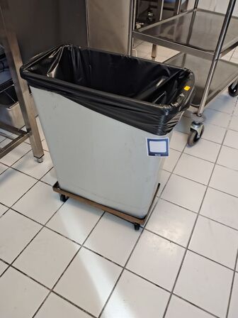Rullebord samt spand på hjul