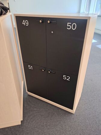 To lockers med hver fire rum 