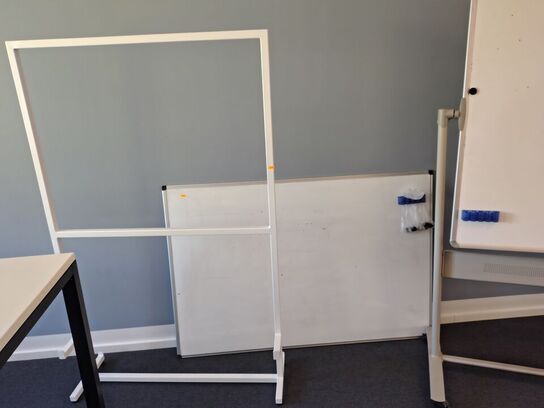 To whiteboards og et præsentationsstativ