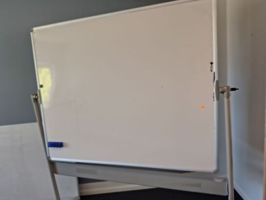 To whiteboards og et præsentationsstativ