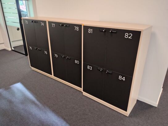 Tre lockers med hver fire rum 