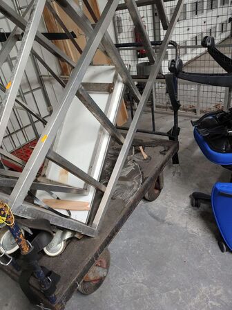 Kraftig transportvogn med et stativ og et bord