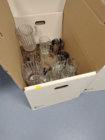 En kasse køkkenudstyr