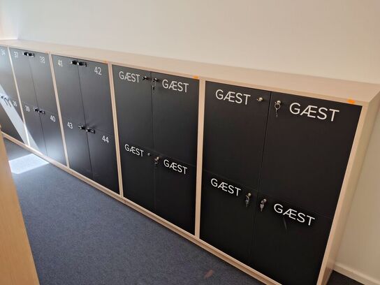 Fem lockers med hver fire rum 