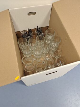 En kasse køkkenudstyr