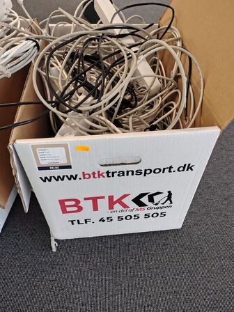 Kasse med stikdåser mv.