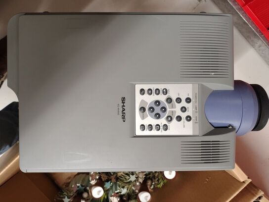 Ældre projector og højtalere