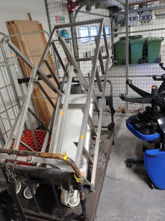 Kraftig transportvogn med et stativ og et bord