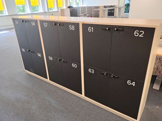 Tre lockers med hver fire rum 
