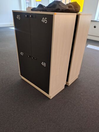 To lockers med hver fire rum 