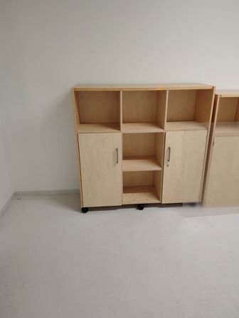Tre reoler assorterede, samt et køreunderlag