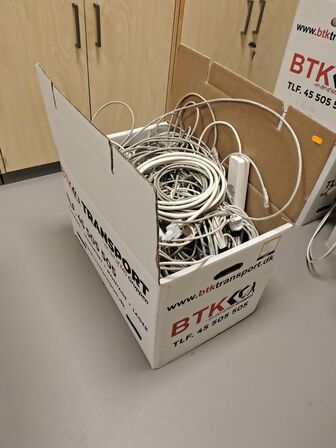 Kasse med stikdåser mv.