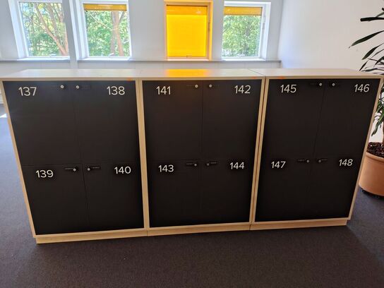 Tre lockers med hver fire rum 