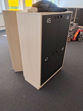 To lockers med hver fire rum 