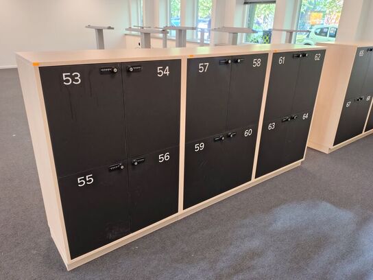 Tre lockers med hver fire rum 