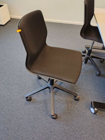 Mødebord på hjul samt fire stole 