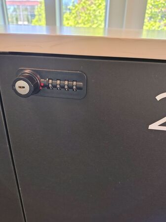 To lockers med hver fire rum 