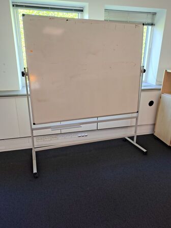 Whiteboard på stativ 