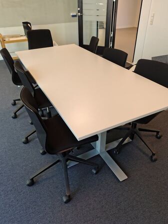 Mødebord med 7 stole 