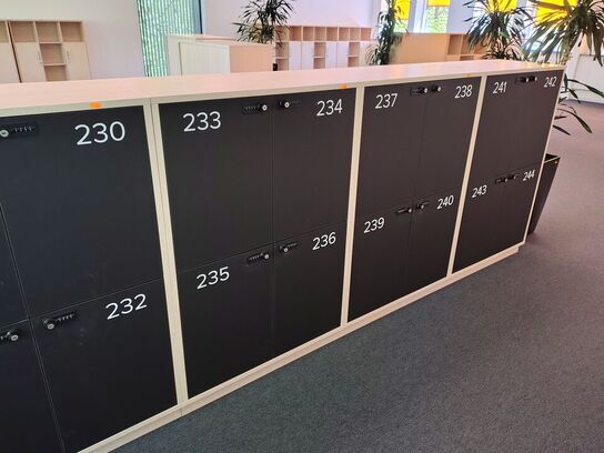 Fem lockers med hver fire rum 