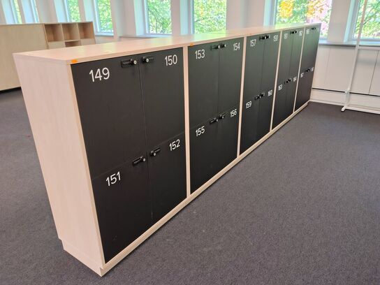Fem lockers med hver fire rum 