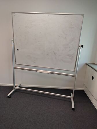 Whiteboard på stativ 