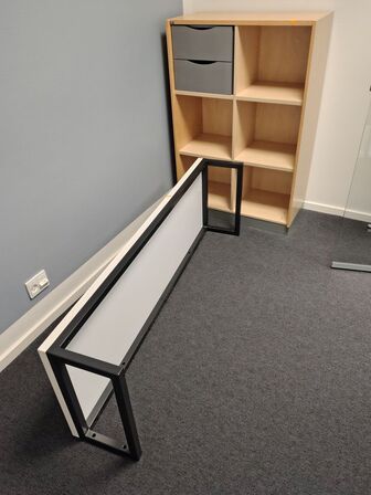 Solidt bord til vægophæng, samt en reol 