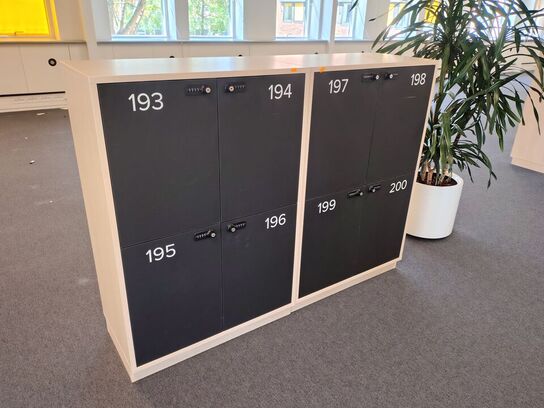 To lockers med hver fire rum 