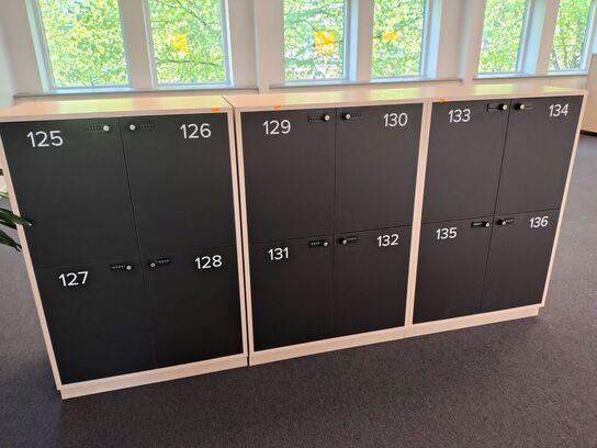 Tre lockers med hver fire rum 