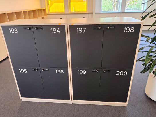 To lockers med hver fire rum 