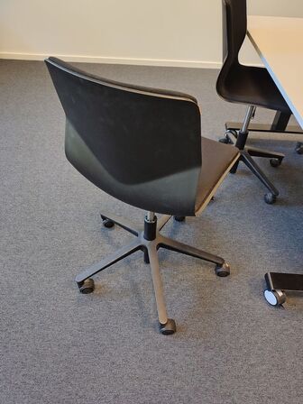 Mødebord på hjul samt fire stole 