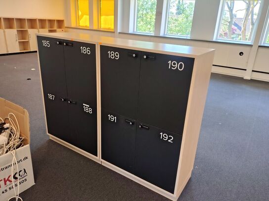 To lockers med hver fire rum 