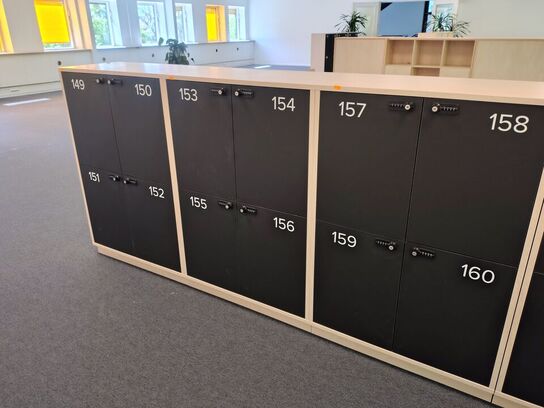 Fem lockers med hver fire rum 