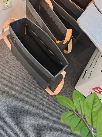 Kasse med kontorartikler, samt diverse opbavaring