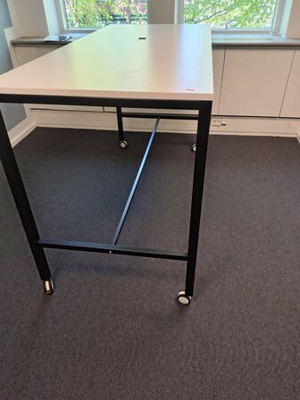 Højt bord på hjul 