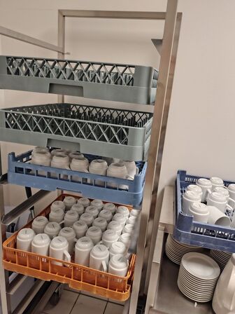 Bord og bakkestativ inkl. Indhold