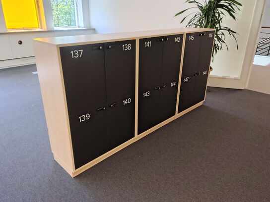 Tre lockers med hver fire rum 