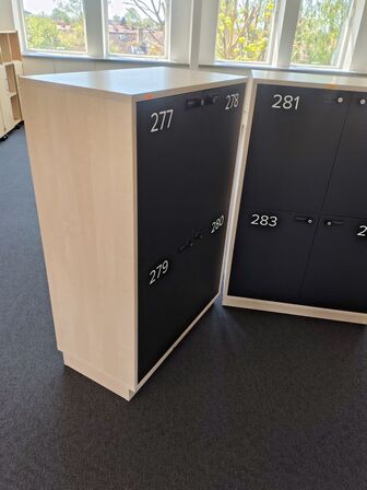 To lockers med hver fire rum 