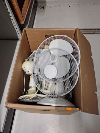 Kasse med ventilatorer