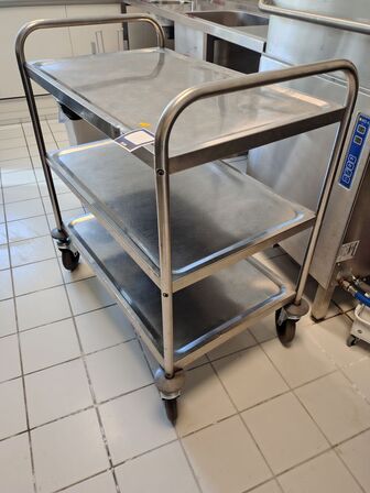 Rullebord samt spand på hjul