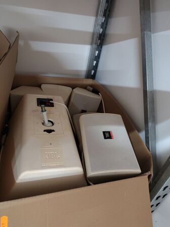 Ældre projector og højtalere